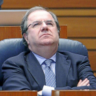 El presidente de la Junta de Castilla y León en su escaño, pensativo, en una imagen de 2014-Ical