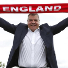 Sam Allardyce extiende una bufanda para los fotógrafos, este lunes en el St.George's Park de Burton Upon Trent.-REUTERS / ANDREW COULDRIDGE