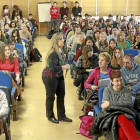 Algunos de los estudiantes extranjeros llegados a la Universidad de Valladolid asisten a la reunión de orientación en la Casa del Estudiante-J.M.Lostau