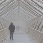 Varias personas atraviesan el río Pisuerga por el puente del Museo de la Ciencia de Valladolid.-PABLO REQUEJO / PHOTOGENIC