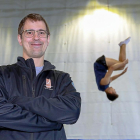 Miguel Vicente posa en el polideportivo Antonio Garnacho con un gimnasta al  fondo.-J.M. LOSTAU