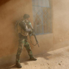 Un soldado iraquí durante los enfrentamientos con combatientes del estado islámico en Al-Qasr Sureste de Mosul, Irak.-REUTERS / GORAN TOMASEVIC