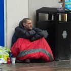 Stephen Jones durmiendo en las calles de Manchester tras los atentados del pasado 22 de Mayo en el concierto de Ariana Grande.-TWITTER / CAVENDISH PRESS