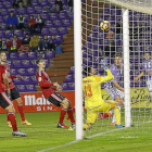 Mata cruza el balón de cabeza al segundo palo tras el centro de Jose en el 4-0, la jugada más y mejor elaborada por el Valladolid en el partido disputado ayer.-J.M.LOSTAU