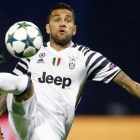 Dani Alves con la camiseta de la Juventus.-REUTERS / ANTONIO BRONIC