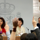 María Jesús Montero, Isabel Celaá y José Luis Ábalos, en la rueda de prensa posterior al Consejo de Ministros.-/ J.J. GUILLÉN (EFE)