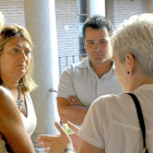 Teresa López habla con los ediles de Gana Medina durante un receso en un pleno.-SANTIAGO