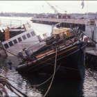 Imagen del 'Rainbow Warrior', hundiéndose en el puerto de Auckland, en 1985.-AFP / PATRICK RIVIERE