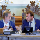Manuel Saravia y Óscar Puente conversan durante el pleno del Ayuntamiento.-J.M. LOSTAU