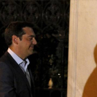 Fotografía en que se ve como el borde de una pared alarga la sombra de la nariz de Tsipras.-Foto:   REUTERS / STOYAN NENOV