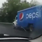 Un coche conducido por un niño de 10 años a 100 km por hora en Monterrey.-YOUTUBE