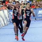 Alistair Brownlee ayuda a su hermano Jonathan a llegar a la meta del triatlon de México después de sufrir un golpe de calor.-ELIZABETH RUIZ