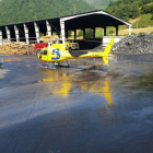 Un helicóptero durante las labores de rescate del día de ayer.-ICAL