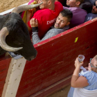 Una mujer se aferra a su vaso cuando el toro se acerca en Peñafiel.-Pablo Requejo
