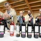 Un grupo de expertos examina las botellas expuestas en una anterior edición de Riberexpo, en Peñafiel.-J. M. LOSTAU