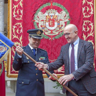 Jesús Julio Carnero entrega un guión de la provincia a Francisco Gómez Canedo.-ICAL