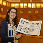 Eugenia posa junto a sus primeros cómics de medicina, en una de las aulas de la Facultad.-J.M. LOSTAU