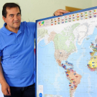 El delegado de misiones en Burgos, Ramón Delgado, sostiene un mapa en el que están señalados todos los territorios donde han intervenido.-ISRAEL L. MURILLO