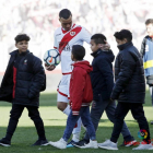 De Tomás saluda a unos niños y se lleva el balón tras su último triplete.-LALIGA