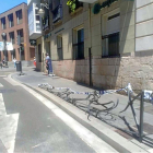 Vallas metálicas destrozadas tras el accidente de la conductora.-E. M.