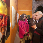 La artista Ouka Leele junto a dos de los hermanos de Adolfo Suárez  la inauguración de la exposición de pintura-Ical
