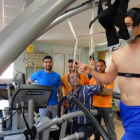 Estudiantes del grupo de Ciencias de la Actividad Física y del Deporte de la Universidad de León supervisan el entrenamiento de uno de los participantes del estudio.-EL MUNDO