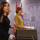 La vicepresidenta, Soraya Sáenz de Santamaría, y la ministra de Agricultura, en la rueda de prensa posterior al Consejo de Ministros.-JUAN MANUEL PRATS
