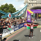 Geoffrey Kirui posa en el Tower Bridge tras ganar en Londres-EFE / SEAN DEMPSEY