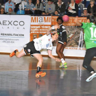 Patricia Macías lanza en el partido disputado ayer frente al Atlético Guardés.-VALENTÍN G. GARIBAY