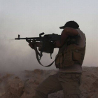 Un voluntario chií se enfrenta a combatientes del Estado Islámico, el pasado 8 de septiembre en Tikrit (Irak).-Foto: REUTERS
