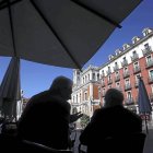Taher y Yusuf sentados en una terraza de la Plaza Mayor.-ICAL