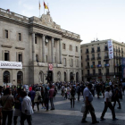 Una pancarta el lema "Més Democràcia" , cuelga de la fachada del Ayuntamiento de Barcelona.-EFE