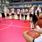 Mike Hansen da la bienvenida a los jugadores del CBC junto al cuerpo técnico.-J.M. LOSTAU