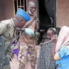 Un soldado nigeriano junto a algunas de las chicas rescatadas de las manos de Boko Haram.-Foto: EJÉRCITO NIGERIANO