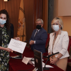 La consejera de Sanidad, Verónica Casado (D), entrega el premio al mejor artículo de Investigación realizado por personal facultativo a Tania Rodríguez Gabella (I), durante la entrega de los 'Premios anuales de investigación del Área de Salud Valladolid Este'. /  ICAL