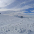 Un montañero avanza por el cordal nevado de la Sierra de Ayllón segoviana.-N. SÁEZ