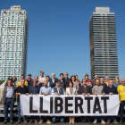 Los líderes de Òmnium y la ANC posan con representantes de las entidades adheridas a la manifestación soberanista.-EUROPA PRESS