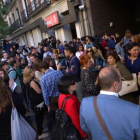 Una multitud se aglomera a las puertas de la sede del PSOE en Madrid.-DAVID CASTRO