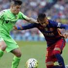 El delantero brasileño del FC Barcelona Neymar da Silva (d) pelea un balón con el defensa del Getafe Emiliano Buendía.-EFE