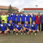 La formación del CD Derecho, que jugó el pasado domingo contra Cigales, junto a la directiva en el campo de Fuente La Mora.-PABLO REQUEJO