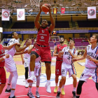 Aboubacar captura un rebote en el último duelo jugado ante Melilla.-J. M. LOSTAU