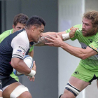 Joe Mamea y Alejandro Blanco pugnan por el oval durante el partido del domingo en Santander.-David S. Bustamante