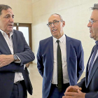 Antonio María Sáez Aguado, Jesús Murias y Francisco del Amo conversan antes del acto.-ICAL