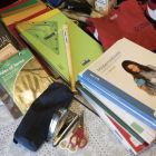 Foto de archivo con diverso material escolar como diccionarios y cuadernos.-ANTONIO HEREDIA / EL MUNDO