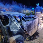 Estado del vehículo que volcó con dos menores, de 15 y 16 años, en Villanubla. -BOMBEROS DIPUTACIÓN VALLADOLID