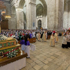 Los pasos de la ‘Virgen de laAlegría’ y ‘Jesús de laEsperanza’ en la Catedral de Valladolid durante la celebración de la Misa Pascual.-P. REQUEJO
