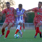 Iban Salvador se abre paso entre dos jugadores del Guijuelo, con su peculiar segundo uniforme.-ENRIQUE CARRASCAL