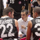 Iñaki Martín se dirige a sus jugadores durante un tiempo muerto del último partido ante Araberri.-P. Requejo