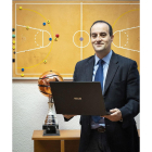 Pepe Catalina, ordenador en mano, en las oficinas del Club Baloncesto Valladolid.-MIGUEL ÁNGEL SANTOS
