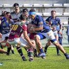 Gavidi intenta evitar el placaje en el VRAC-Alcobendas.-MIGUEL ÁNGEL SANTOS